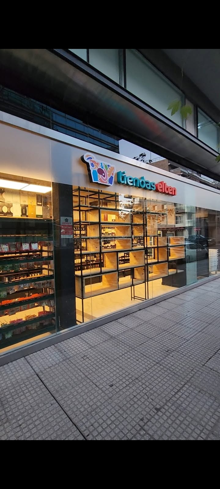Interior de una sucursal Tiendas Elten